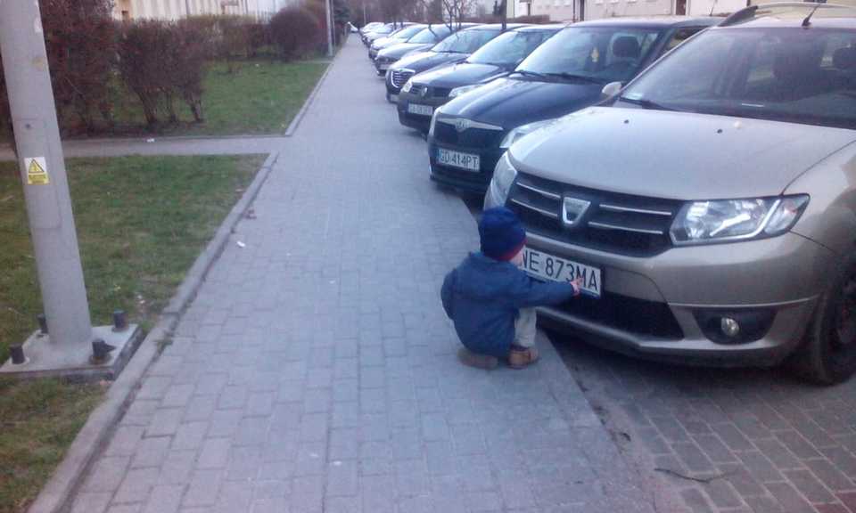 child reading licence plate